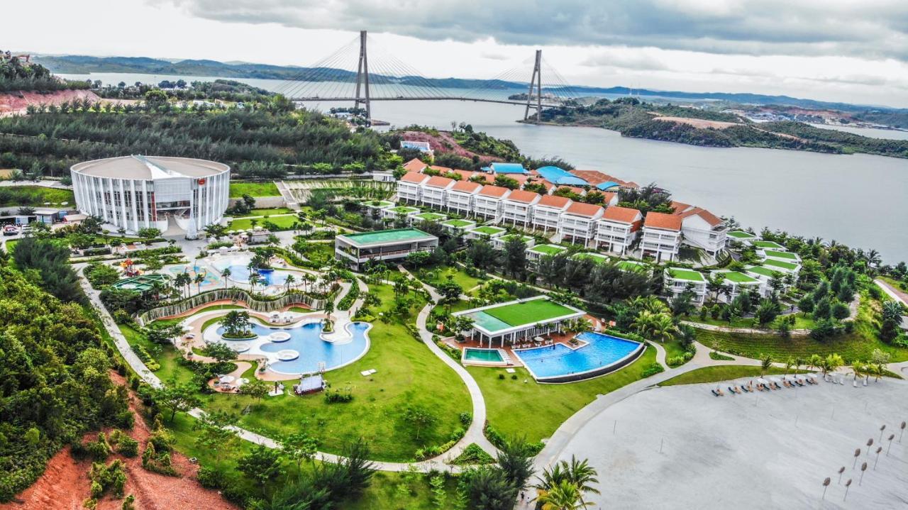 Harris Resort Barelang Batam Sagulung Exterior foto